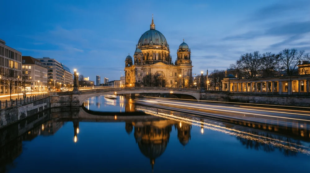 Der beleuchtete Berliner Dom bei Dämmerung mit Spiegelung in der Spree