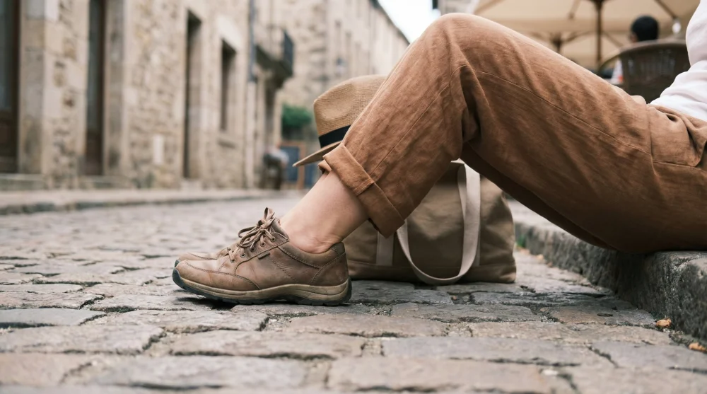Woman wearing loose linen trousers and comfortable shoes suitable for Riyadh weather