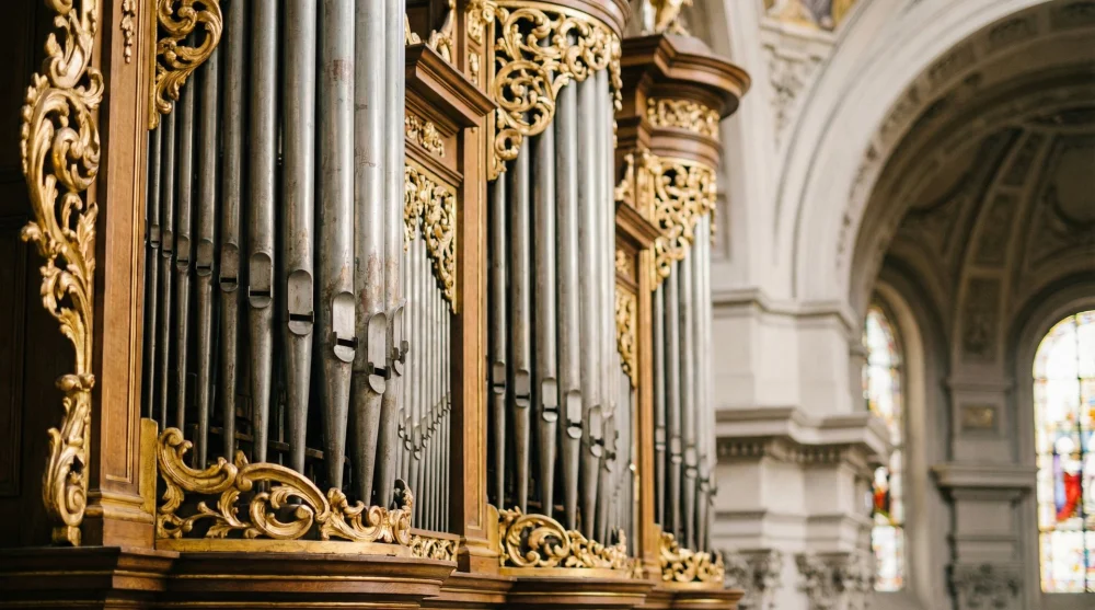 Die historische Sauer-Orgel im Berliner Dom mit ihren goldenen Verzierungen