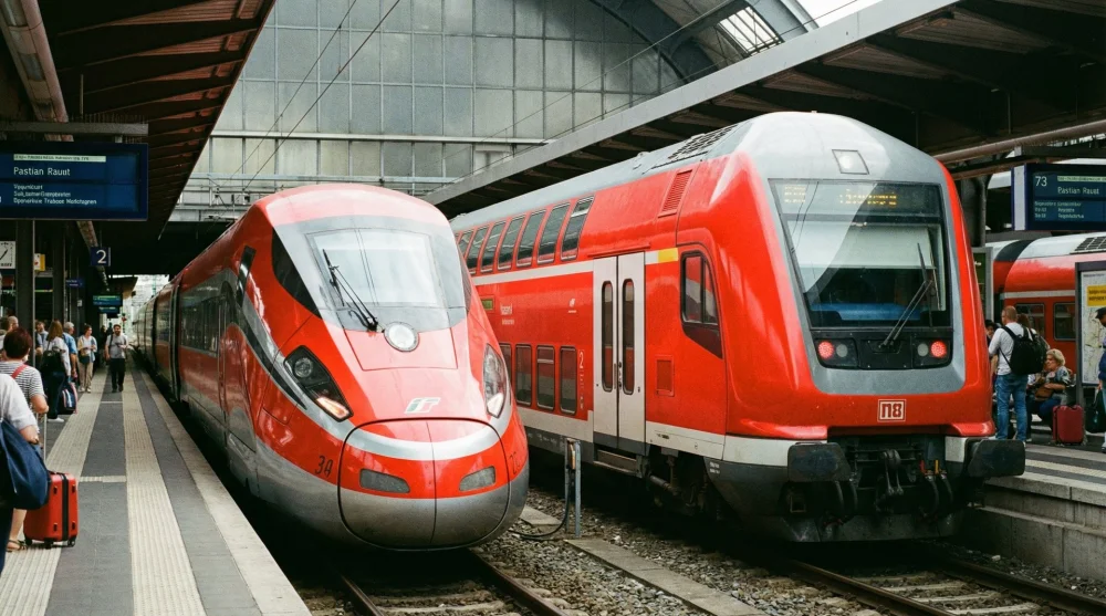 Visual comparison between a high-speed Frecciarossa train and a standard Regional train