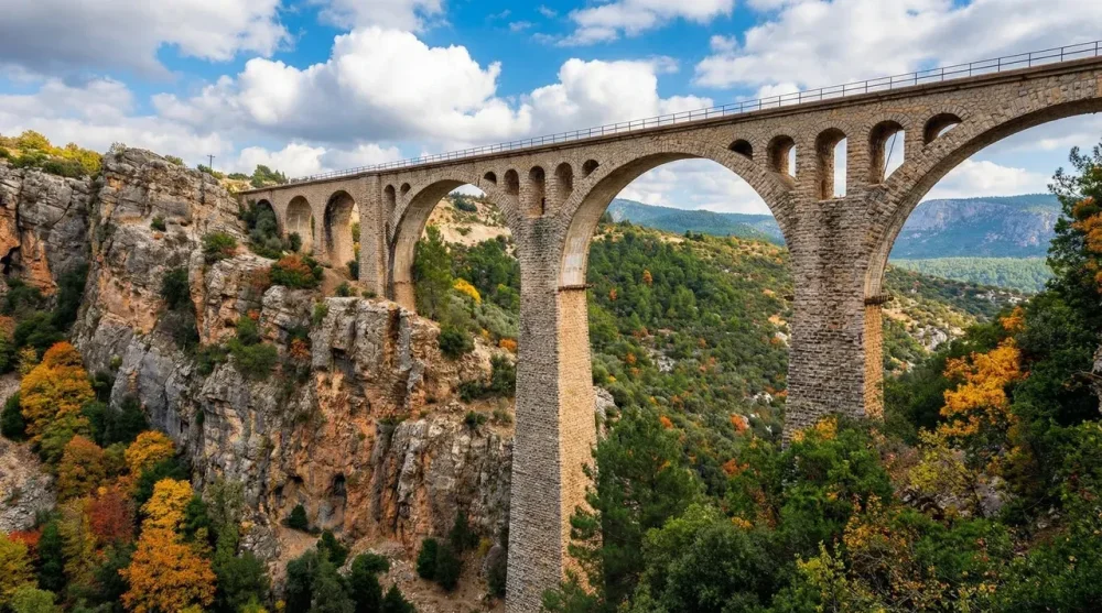 Varda-Viadukt in Adana: Geschichte, Anfahrt & Skyfall-Drehort