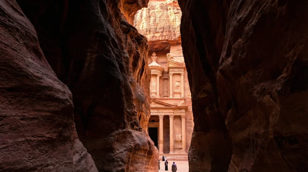 The Seven Wonders of the World: Ancient Masterpieces and Modern Landmarks