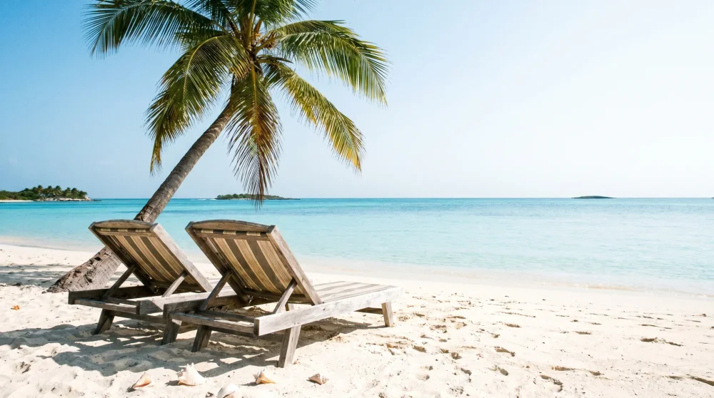 Liegestühle am ruhigen Karibikstrand auf Grand Cayman