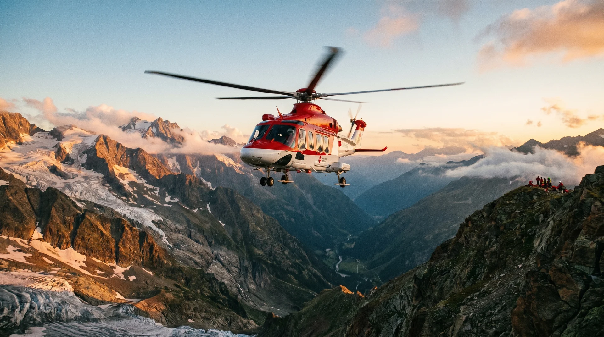 Rettungshelikopter bei Bergeinsatz in den Alpen