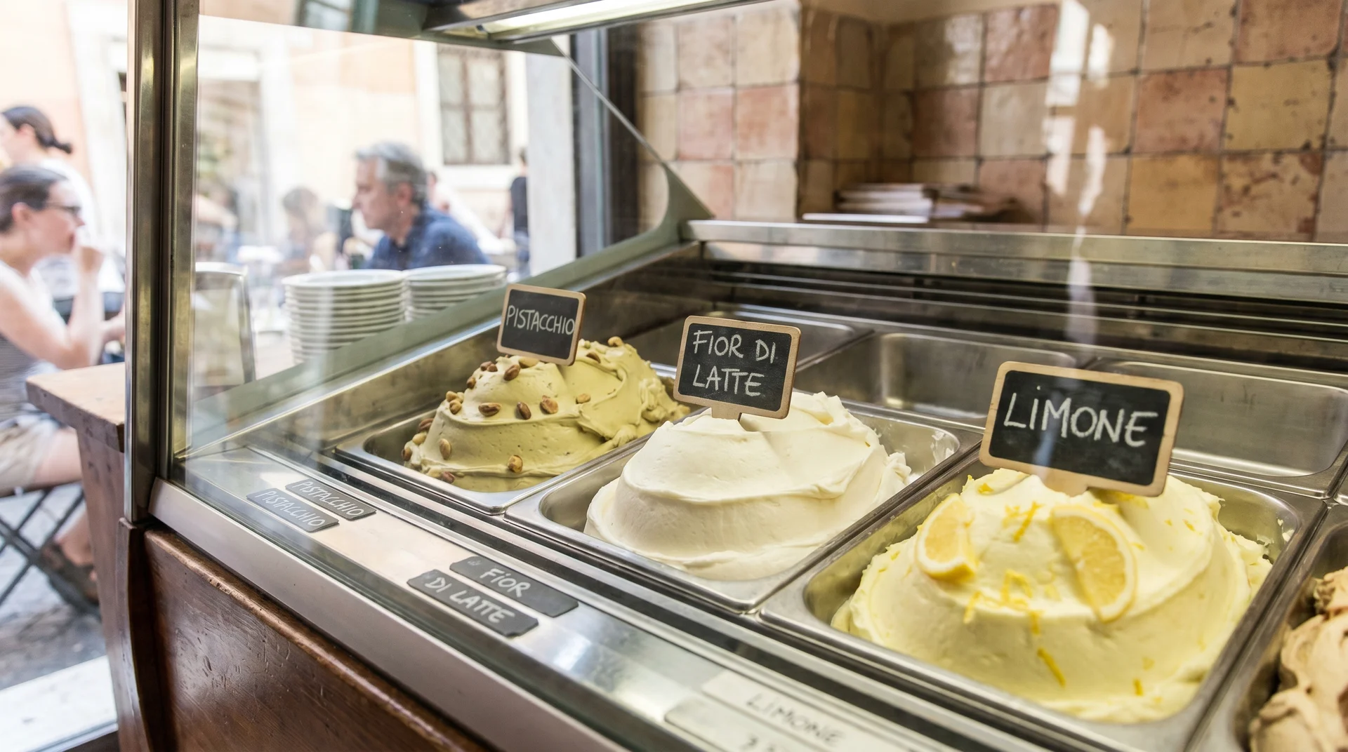 Handwerkliches Gelato in natürlichen, gedämpften Farben in einer authentischen Gelateria nahe dem Vatikan