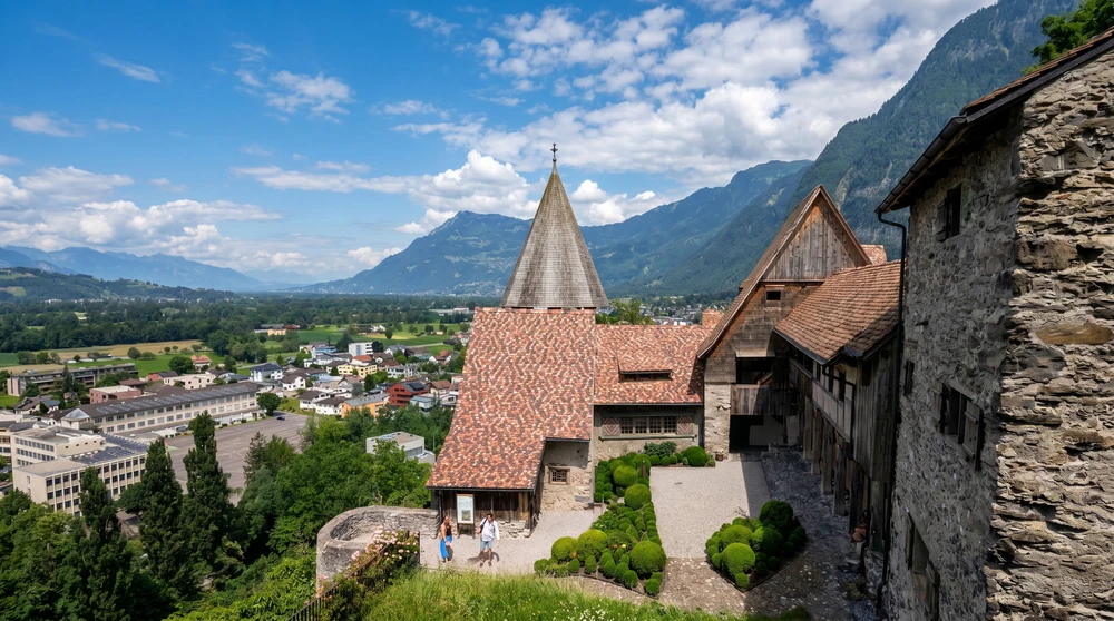 Innenhof der Burg Gutenberg mit mittelalterlicher Kapelle und Talblick darunter