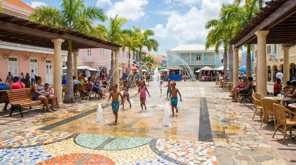 Interaktive Springbrunnen und Wasserspiele in Camana Bay Grand Cayman für Familien mit Kindern