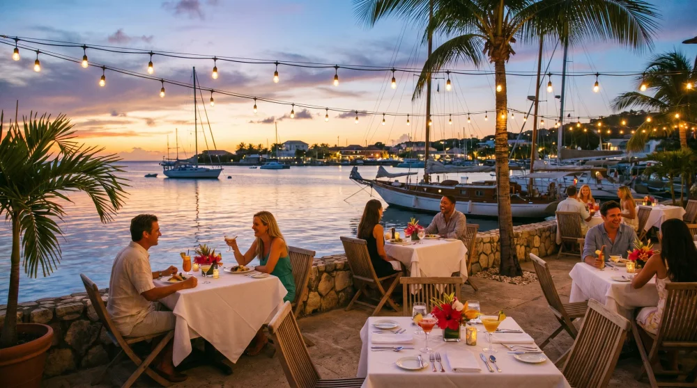 Waterfront-Terrasse von Camana Bay Grand Cayman bei Sonnenuntergang