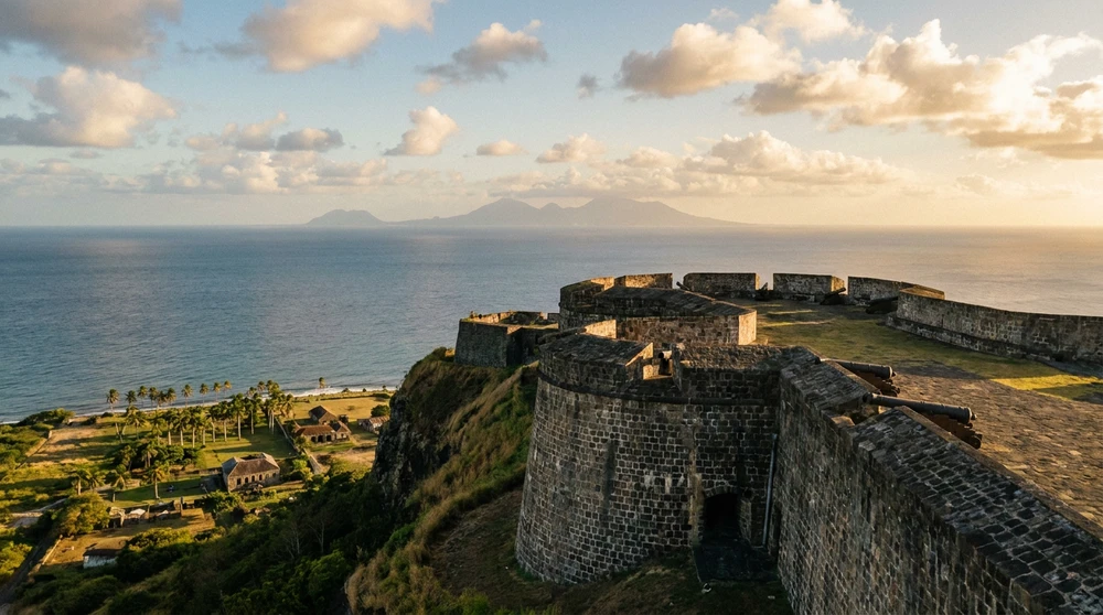 Panoramablick auf die Küste vom Western Place of Arms hoch oben auf der Brimstone Hill Fortress auf St. Kitts.