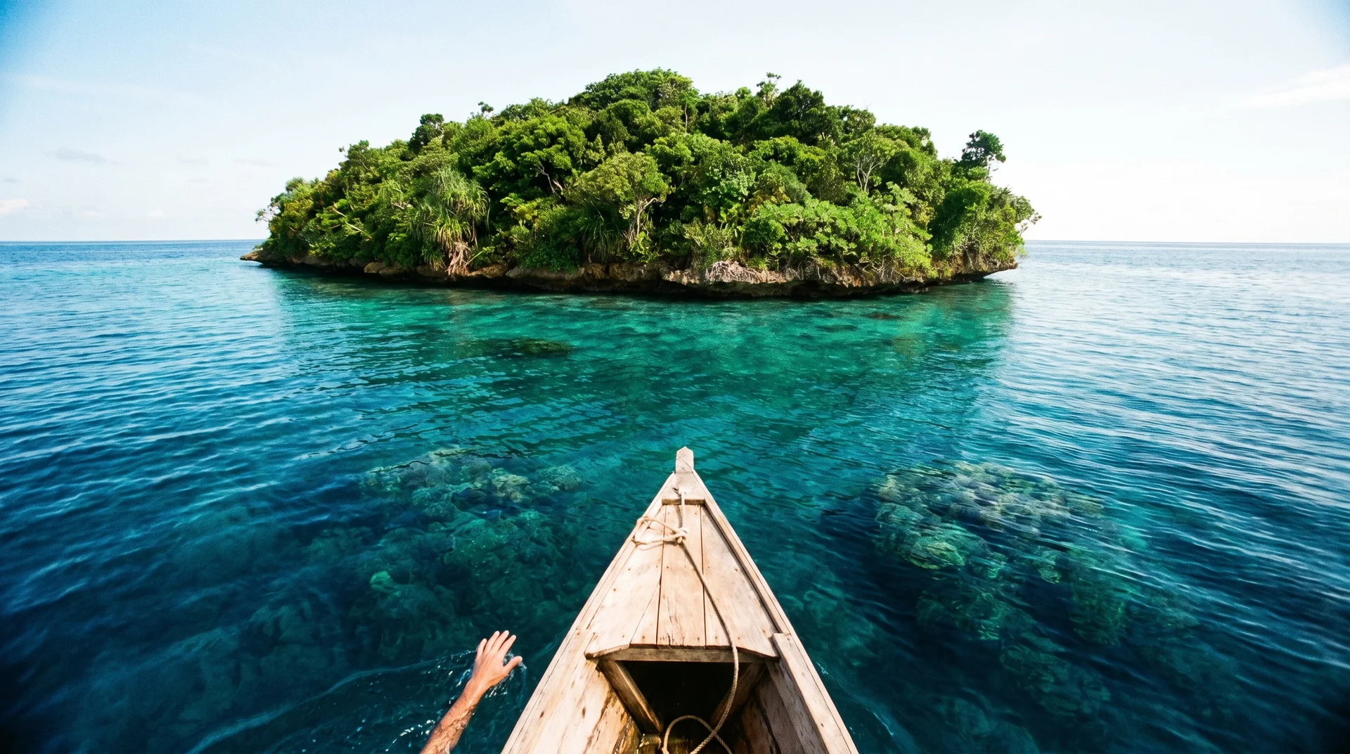 Eine der sechs geschützten Inseln im Funafuti Naturschutzgebiet von einem Boot auf der türkisfarbenen Lagune aus gesehen