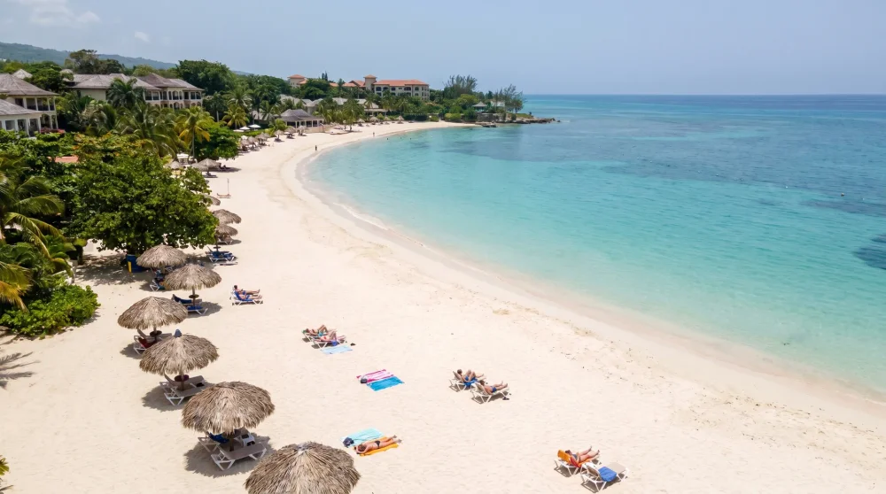 Touristen entspannen an einem gut überwachten Strand in einer touristischen Zone Jamaikas