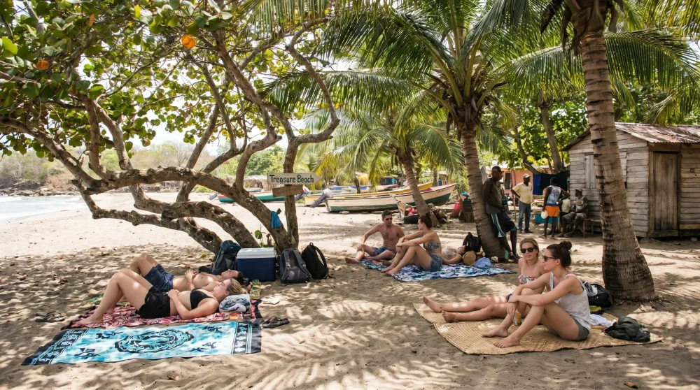 Besucher erholen sich unter Mandelbäumen am James Bond Beach Ocho Rios