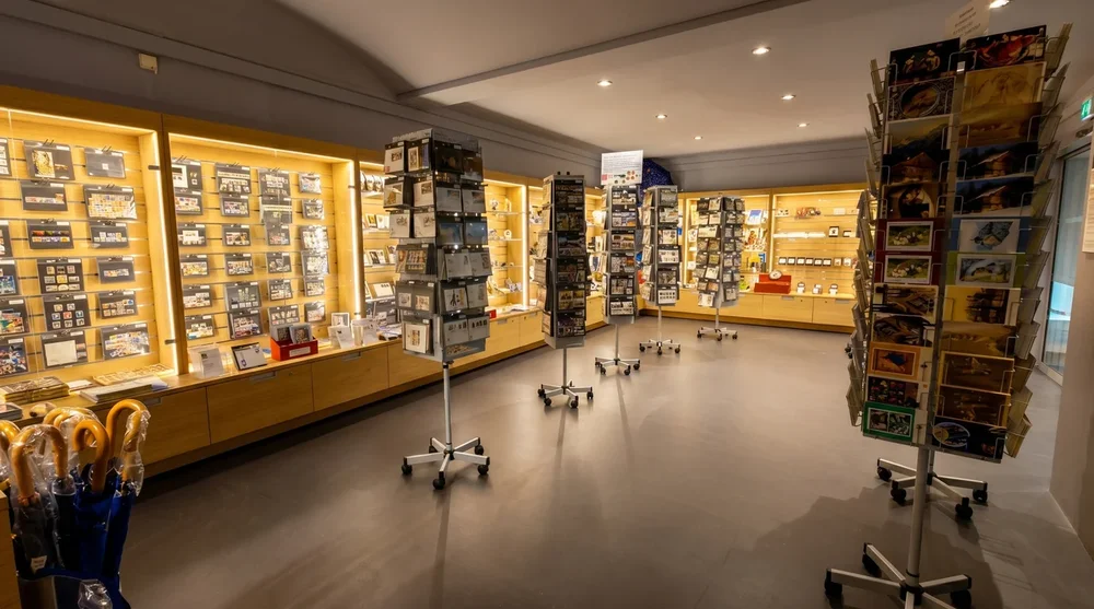 Der Eingangsbereich des PostMuseums Vaduz mit beleuchteten Briefmarken-Displays im Städtle