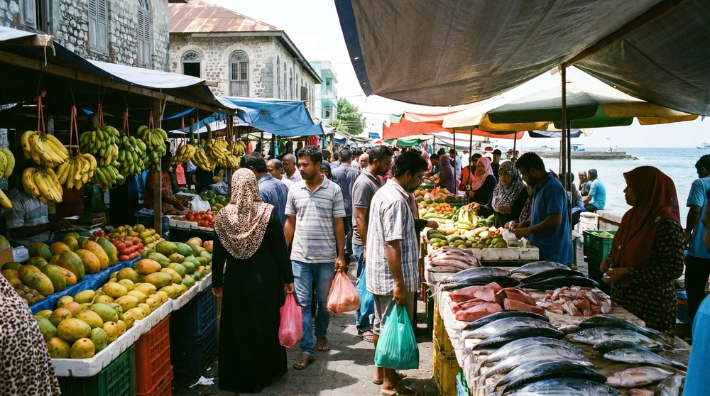 Belebter lokaler Obstmarkt mit tropischen Fruchtständen in Malé, Malediven