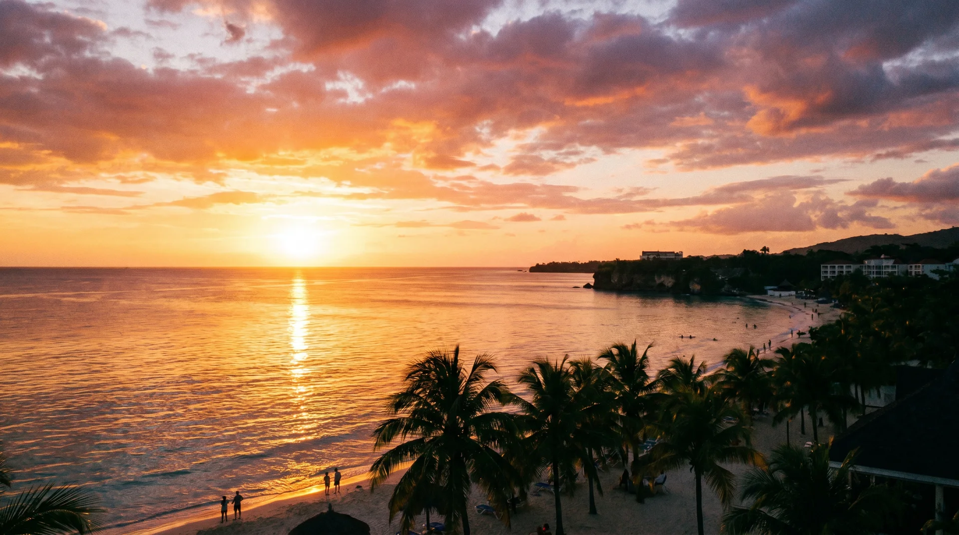 Negril Seven Mile Beach bei Sonnenuntergang mit goldenen Reflexionen auf dem ruhigen Meer und Palmensilhouetten