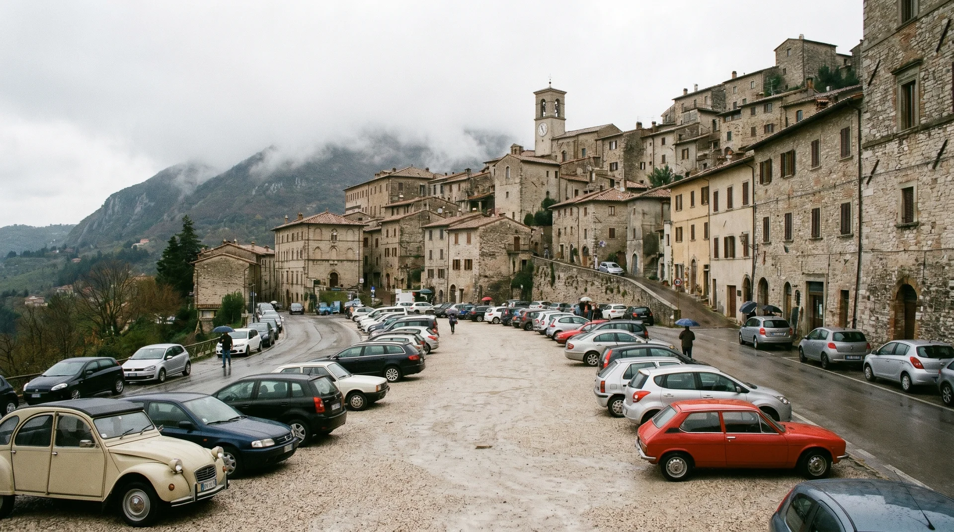 Parkplatz P11 in Borgo Maggiore unterhalb der Altstadt von San Marino mit der Bergstadt über den Dächern