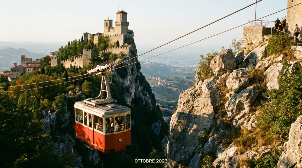 Seilbahn in San Marino fährt von Borgo Maggiore Richtung historisches Zentrum, die Drei Türme sind oben sichtbar, die Adriaküste im Hintergrund