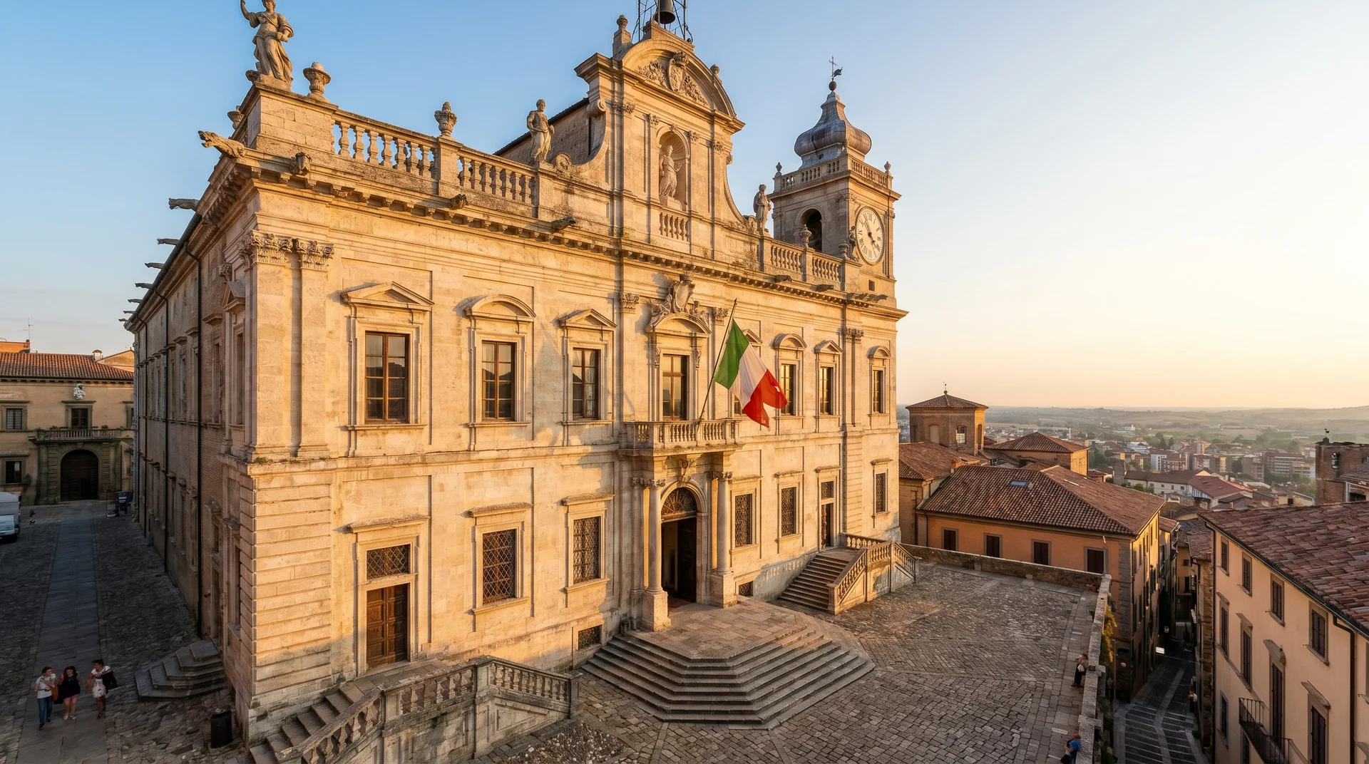 Regierungsgebaude Palazzo Pubblico in San Marino mit Nationalflagge als aktive selbstverwaltende Republik