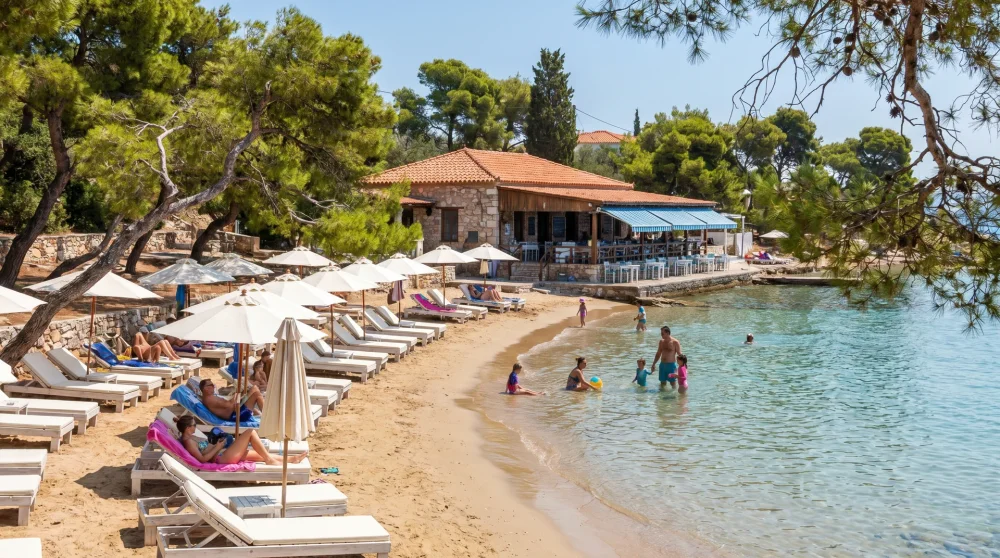 Strand Agia Paraskevi auf Spetses mit Liegen und Pinien
