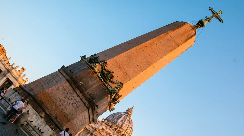 Vatikanischer Obelisk in der Mitte des Petersplatzes mit der Kuppel des Petersdoms im Hintergrund