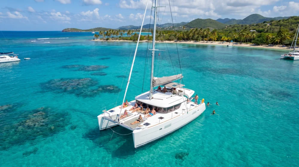Luxus-Katamaran im North Sound bei einer Stingray City Tour auf Grand Cayman