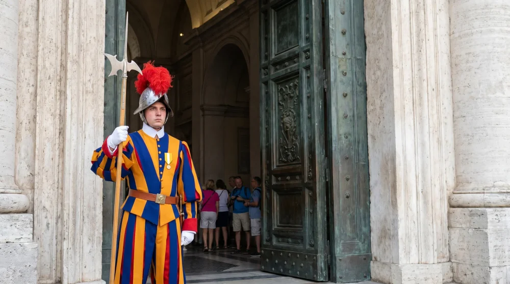 Schweizergardist am Bronzetor des Petersdoms, wo Tickets für die Papstaudienz am Vortag abgeholt werden
