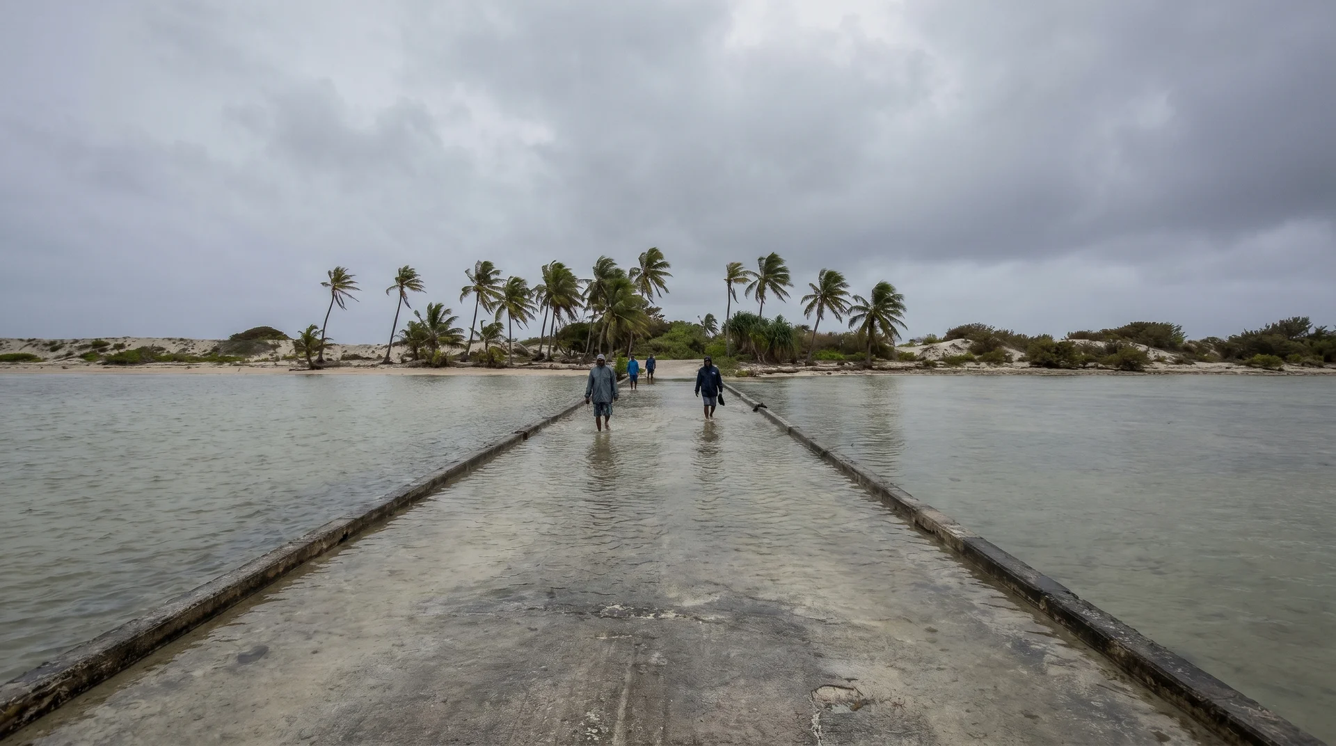 Meerwasser überflutet eine tiefliegende Straße in Funafuti, Tuvalu, während der Springflutsaison im Februar