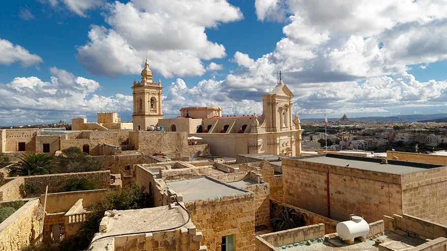 Blick über die Dächer von Gozos Cittadella auf den Glockenturm und die Kuppel der Kathedrale der Himmelfahrt über Victoria