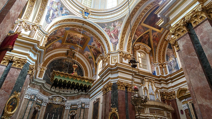 Freskengeschmückte Kuppel und Apsis der Mdina-Kathedrale mit einer barocken Orgel und einem vergoldeten Altarbaldachin