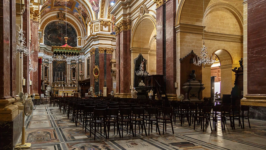 Hauptschiff der Paulskathedrale Mdina mit dem eingelegten Marmorgrabsteinfußboden und transparenten Acrylglasstühlen