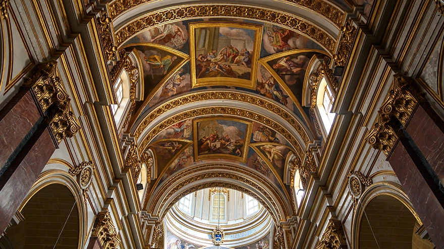 Tonnengewölbedecke der Mdina-Kathedrale mit vergoldeten Barockfresken aus dem Leben des heiligen Paulus