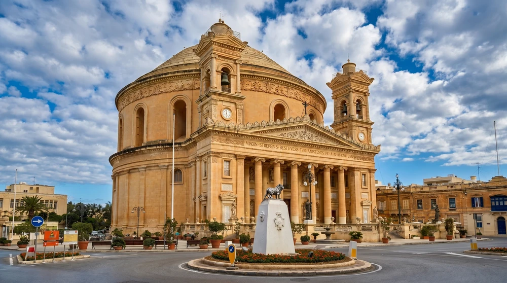 Die honigfarbene neoklassische Rotunde des Mosta Doms vor blauem Himmel, Malta