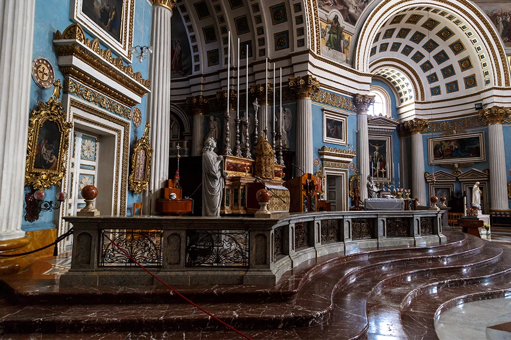 Der prächtige Marmoraltar und das blau-goldene Heiligtum im Inneren der Basilika des Mosta Doms, Malta