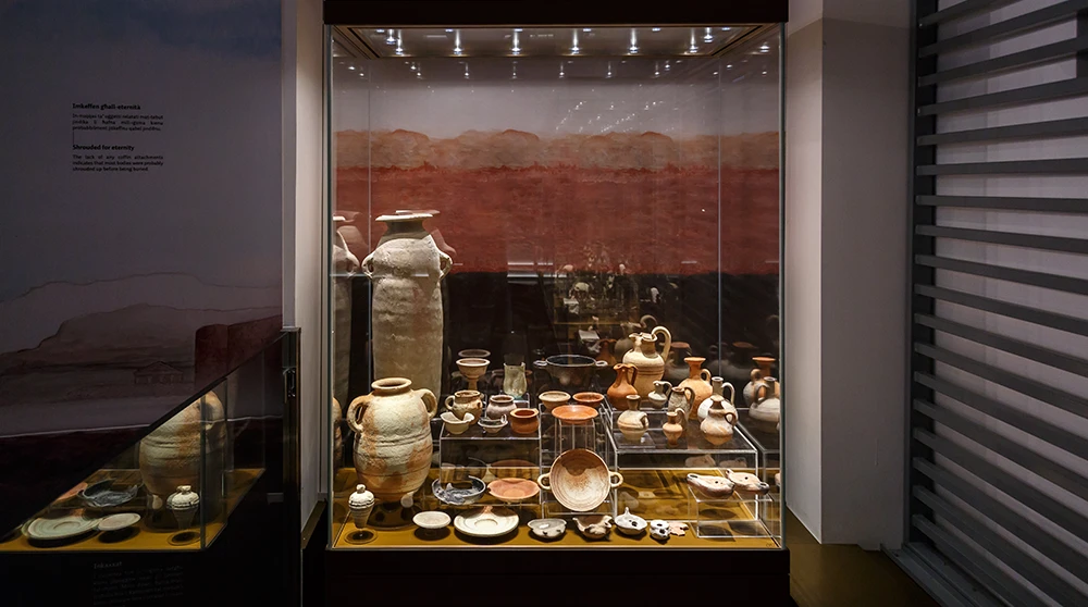 Museumsvitrine mit römischer und punischer Begräbniskeramik und Öllampen aus den Katakomben von Rabat