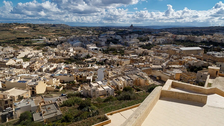 Panoramablick über die honigfarbenen Dächer von Victoria, das sich über das zentrale Gozo erstreckt, von den Cittadella-Mauern aus gesehen